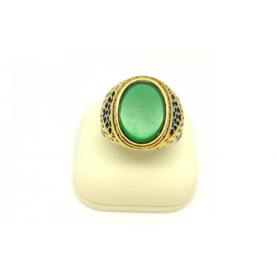 Δαχτυλίδι με σκαλίσματα και πράσινη πέτρα σε χρυσό χρώμα από Ανοξείδωτο Ατσάλι